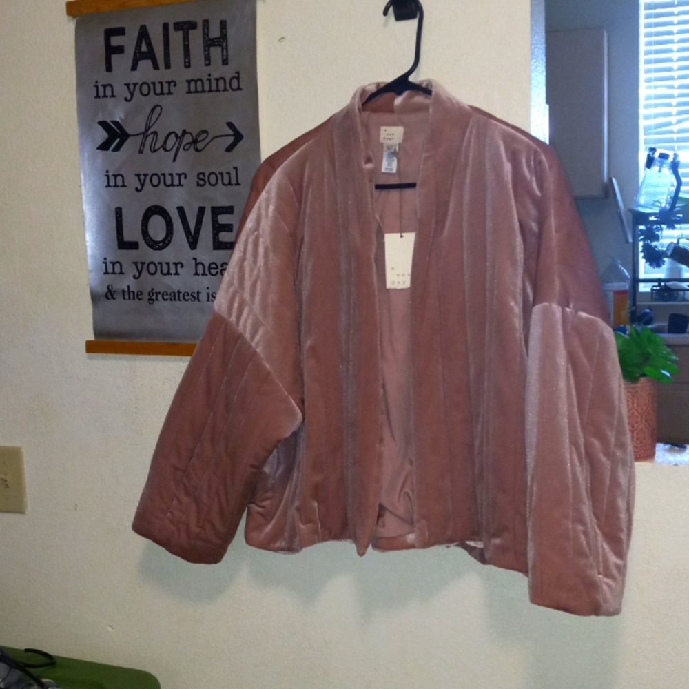 Cute Fluffly sweater, never worn, stylish